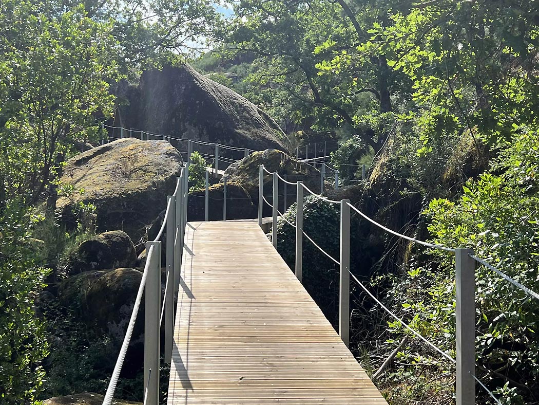 Uma das muitas pontes no passeio pedestre Vale de Gaios